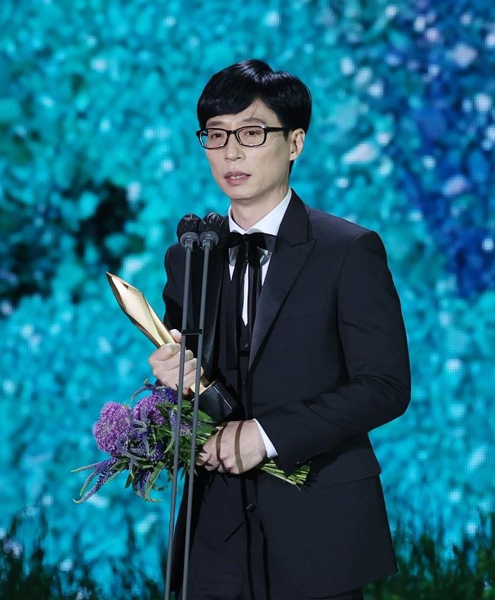 MC Yoo Jae Suk với bài phát biểu của mình trong lễ trao giải Baeksang 2021. MC Yoo Jae Suk với bài phát biểu của mình trong lễ trao giải Baeksang 2021.
