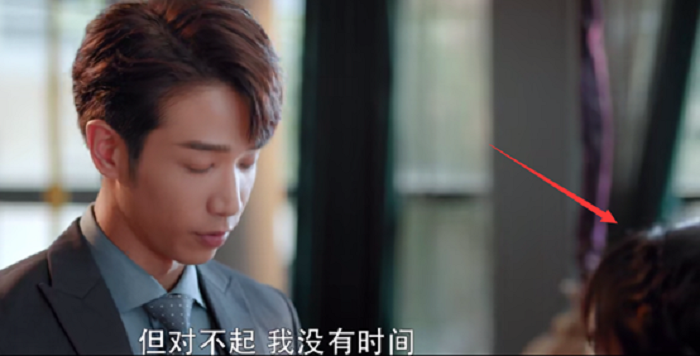 Thẩm Nguyệt còn lọt khỏi máy quay trong những cảnh cận của hai người. Thẩm Nguyệt còn lọt khỏi máy quay trong những cảnh cận của hai người.