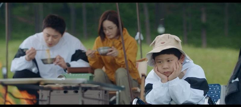 U Ju thì lại đang nhớ bạn học Mo Ne, mặc bố và cô cứ vui vẻ trò chuyện.