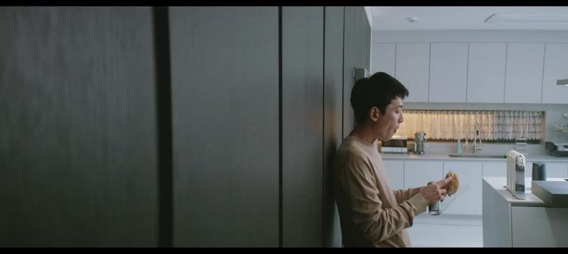 Jun Wan đáng thương vẫn cứ lặng lẽ một mình, chưa biết bé Bồ Câu đã về nước và đang trị bệnh rồi.