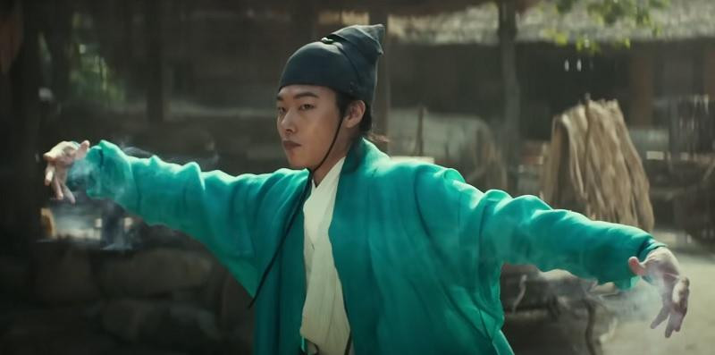 Ryu Jun Yeol trong vai đạo sĩ Moo Reuk, người giữ thanh gươm báu mở được cổng thời gian tạo nên sự hỗn loạn của thế giới.