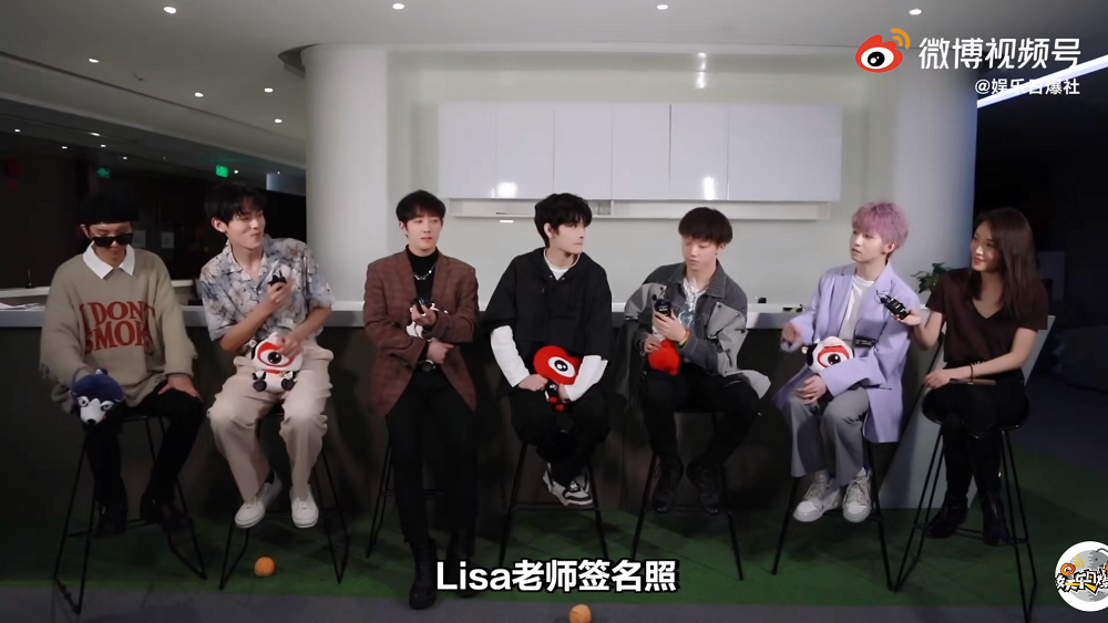 Các thực tập sinh xúc động vì không nghĩ mình được Lisa "lão sư" lì xì nhiều đến vậy Các thực tập sinh xúc động vì không nghĩ mình được Lisa "lão sư" lì xì nhiều đến vậy