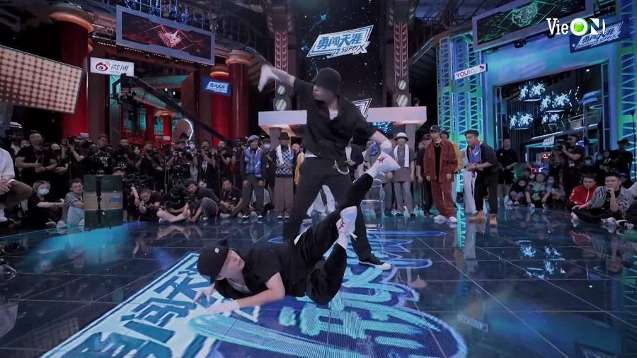 Màn kết hợp giữa đội trưởng Trương Nghệ Hưng và MT-POP