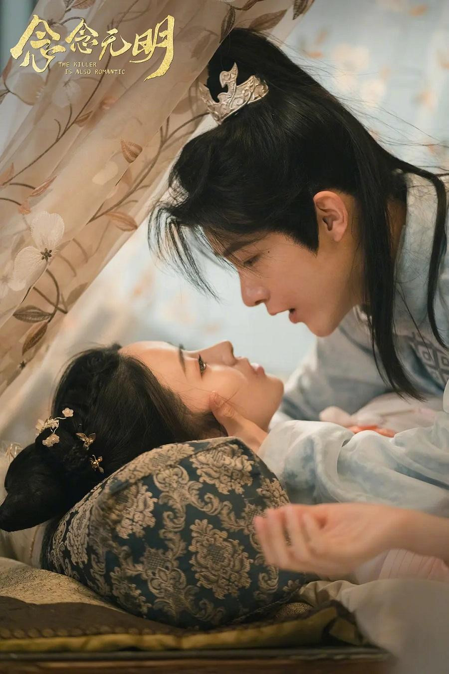 Nhưng ban ngày lại yêu thương thắm thiết.