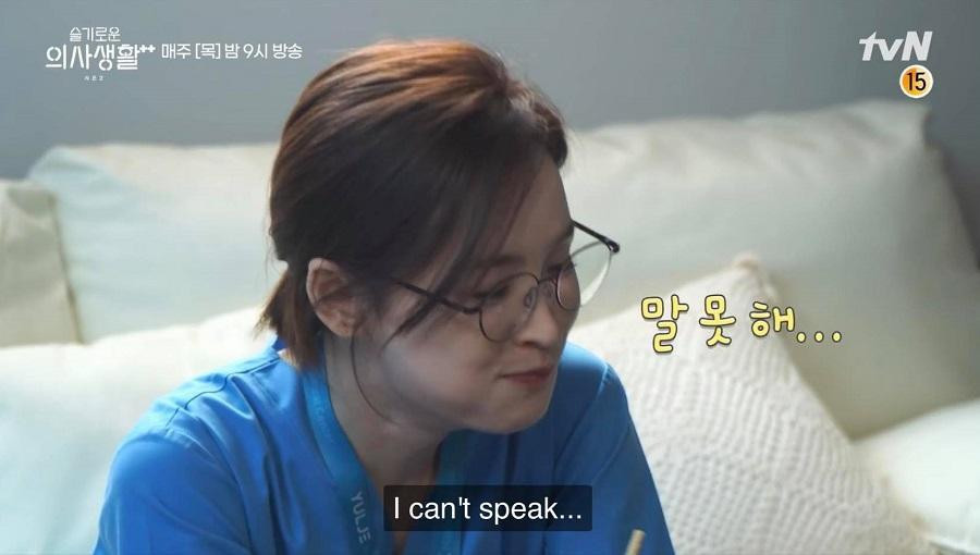 Nên đạo diễn bảo quay là cô liền ăn đến suýt nghẹn... Nên đạo diễn bảo quay là cô liền ăn đến suýt nghẹn...