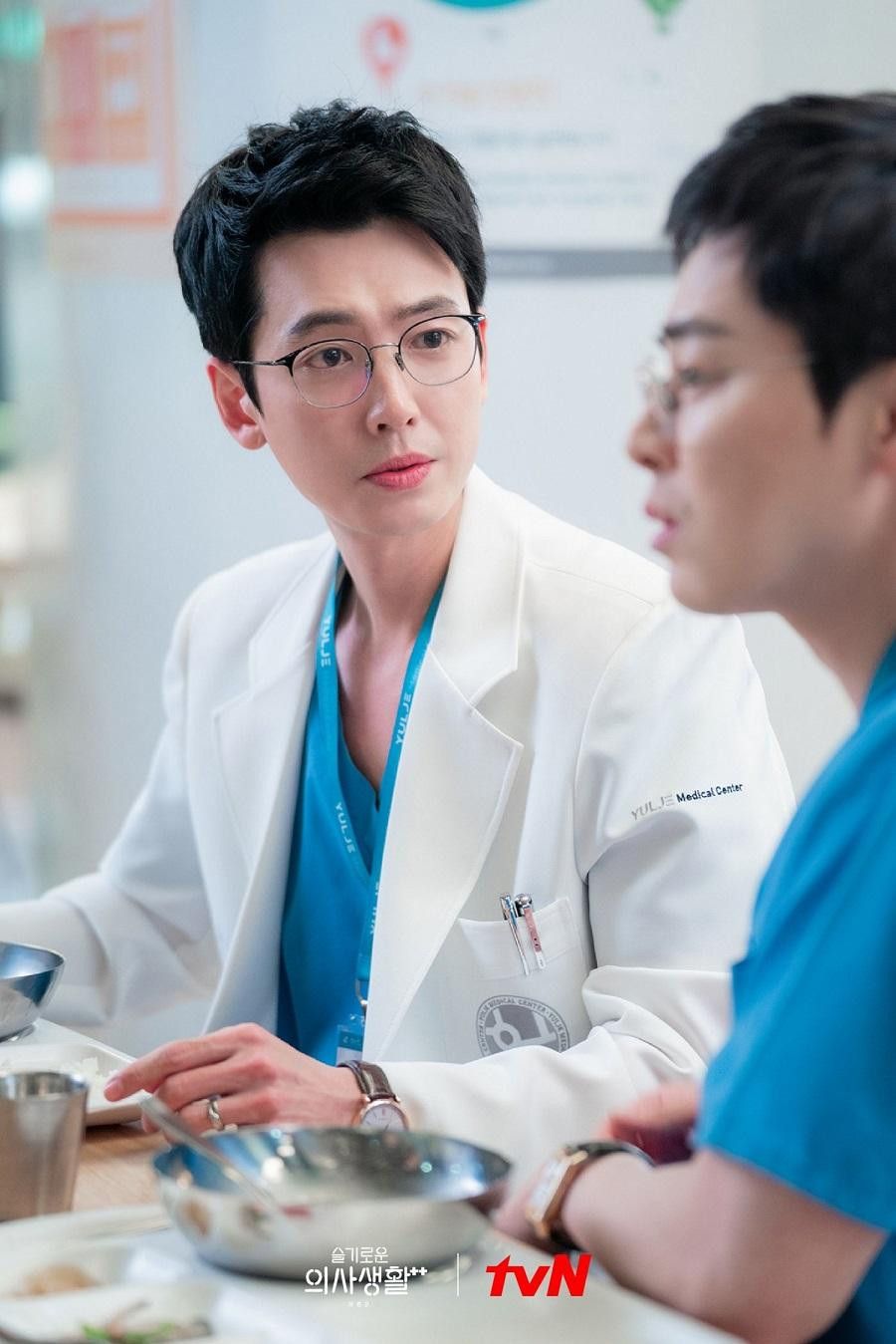 Nam diễn viên Jung Kyung Ho trong vai giáo sư Kim Jun Wan. Nam diễn viên Jung Kyung Ho trong vai giáo sư Kim Jun Wan.