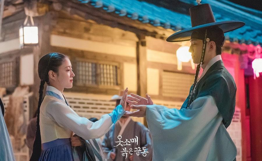 "Cổ Tay Áo Màu Đỏ" là bộ phim ngôn tình nhưng hứa hẹn vẫn sẽ lấy nước mắt người xem. "Cổ Tay Áo Màu Đỏ" là bộ phim ngôn tình nhưng hứa hẹn vẫn sẽ lấy nước mắt người xem.