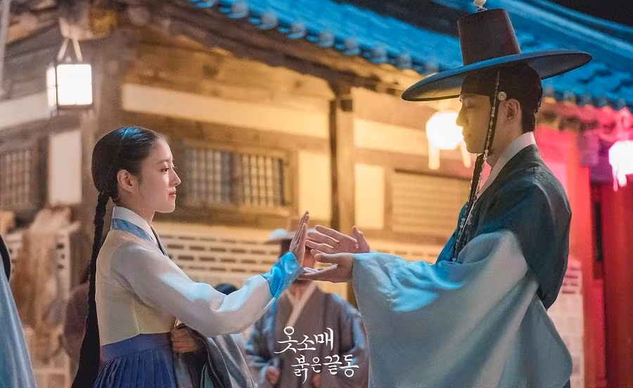 "Cổ Tay Áo Màu Đỏ" là bộ phim ngôn tình nhưng hứa hẹn vẫn sẽ lấy nước mắt người xem.