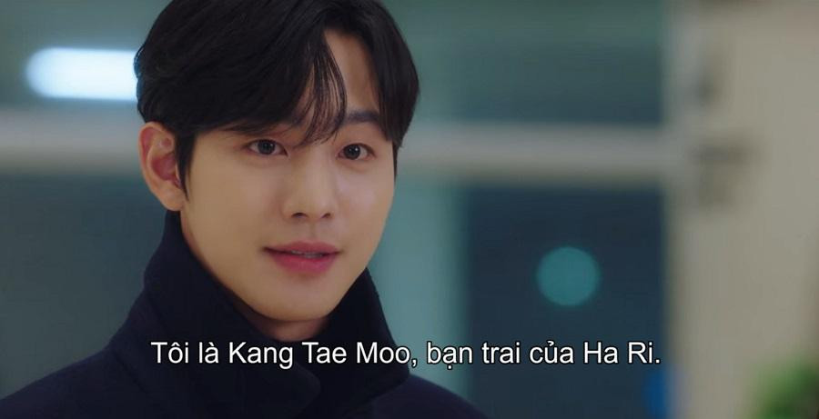 Rồi bất ngờ trở lại như một &quot;vị thần&quot;, cứu nguy cho Ha Ri trước những lời cà khịa của nhóm bạn học cũ.