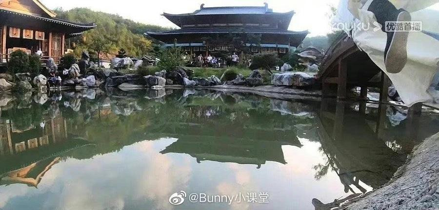 Ở tập 2, phân cảnh Triệu Lộ Tư và Từ Khai Sính té xuống nước đã lộ hình ảnh nhân viên đoàn phim còn ngồi ở phía xa Ở tập 2, phân cảnh Triệu Lộ Tư và Từ Khai Sính té xuống nước đã lộ hình ảnh nhân viên đoàn phim còn ngồi ở phía xa