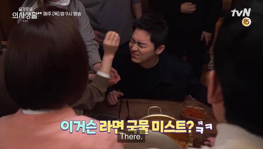 Nhưng để thấy rõ hơn nên đã vẩy thêm nước mì lên mặt lần nữa. Nhưng để thấy rõ hơn nên đã vẩy thêm nước mì lên mặt lần nữa.