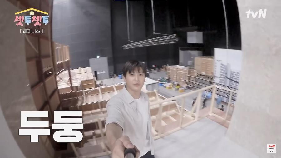 Park Hyung Sik khoe phim trường rộng và to, di chuyển chút là chóng cả mặt. Park Hyung Sik khoe phim trường rộng và to, di chuyển chút là chóng cả mặt.