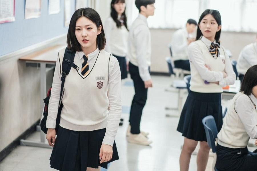 Ga Doo Shim bị bạn bè kỳ thị vì là con của một pháp sư.