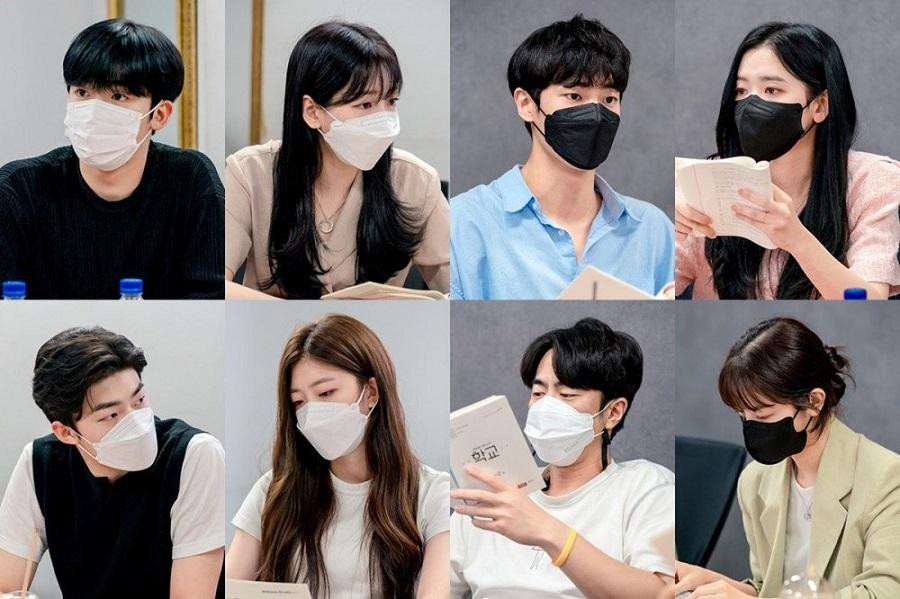 Dàn diễn viên "School 2021" trong buổi đọc kịch bản Dàn diễn viên "School 2021" trong buổi đọc kịch bản