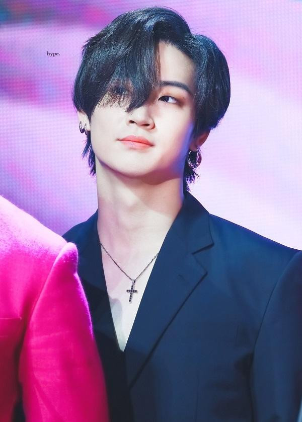 Nam idol cũng vừa ra tác phẩm mới nên đã livestream trò chuyện cùng người hâm mộ. Nam idol cũng vừa ra tác phẩm mới nên đã livestream trò chuyện cùng người hâm mộ.