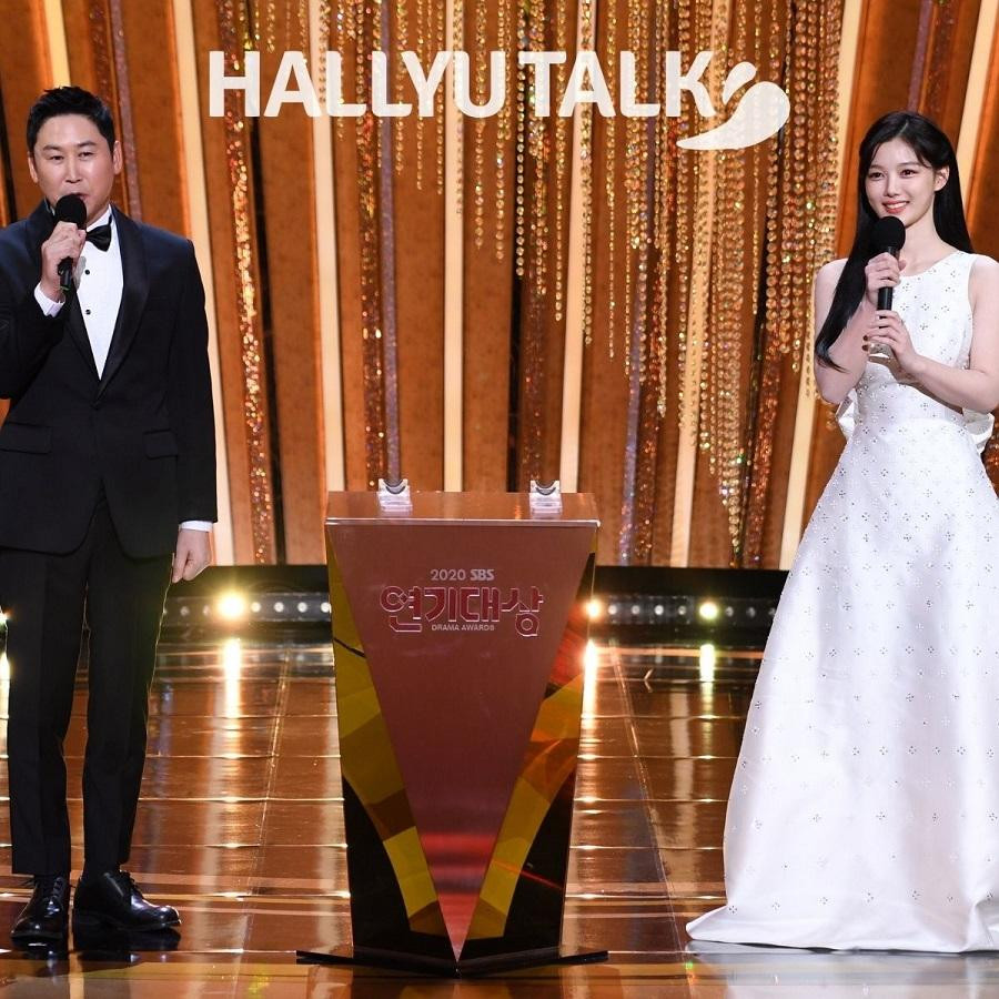 Hai MC chính trong đêm trao giải diễn ra vào tối 31/12/2021. Hai MC chính trong đêm trao giải diễn ra vào tối 31/12/2021.