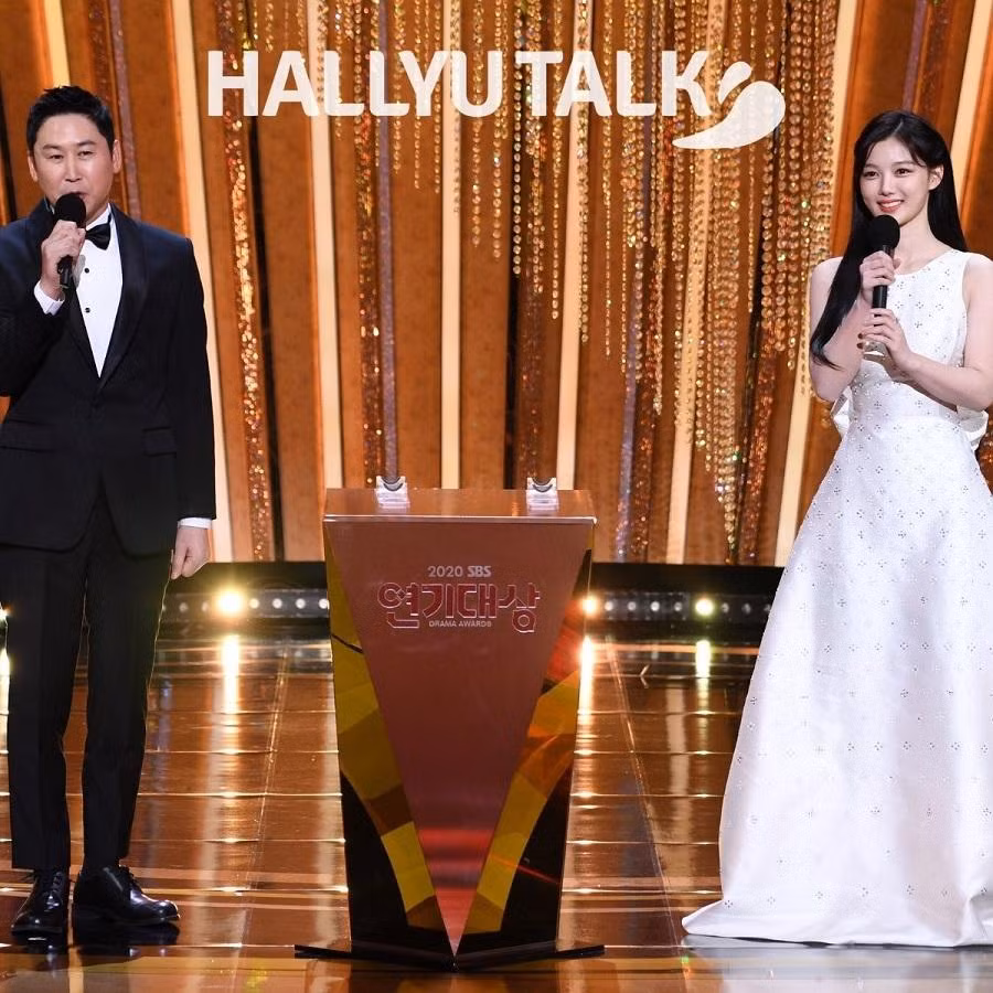 Hai MC chính trong đêm trao giải diễn ra vào tối 31/12/2021.
