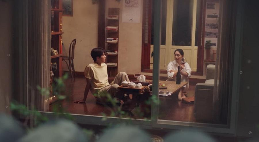 Hye Jin đến nhà Doo Sik cảm ơn anh đã giúp và cả hai uống rượu trò chuyện cùng nhau Hye Jin đến nhà Doo Sik cảm ơn anh đã giúp và cả hai uống rượu trò chuyện cùng nhau