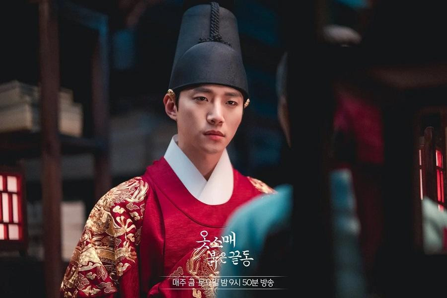 Khán giả vô cùng háo hức đợi ngày Junho mặc long bào và &quot;quẫy&quot; nhạc 2PM.