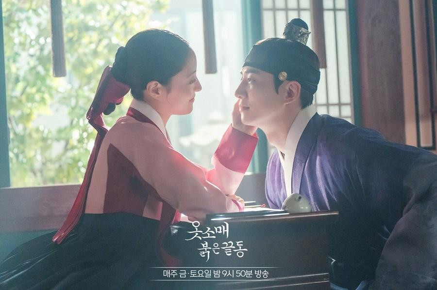 &quot;Cổ Tay Áo Màu Đỏ&quot; không chỉ kể câu chuyện ngôn tình mà còn đan xen yếu tố tranh đoạt vương quyền hấp dẫn.