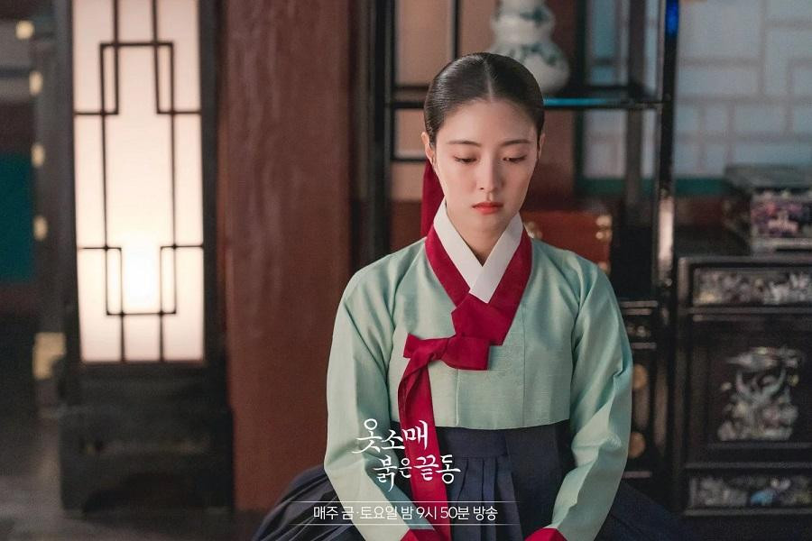 Lee Se Young trong vai cung nữ Deok Im cũng nhận nhiều lời khen ngợi về diễn xuất.