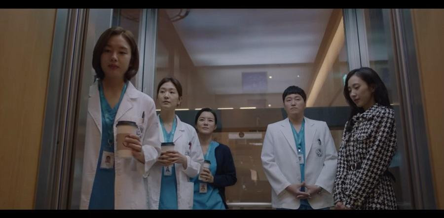 Chu Min Ha bối rối khi bắt gặp Seok Hyung và vợ cũ đi cùng thang máy. Chu Min Ha bối rối khi bắt gặp Seok Hyung và vợ cũ đi cùng thang máy.