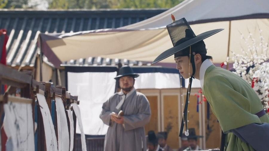 Yang Myeong nhận ra ký hiệu trên tranh vẽ của Hong Chun Gi và muốn loại cô Yang Myeong nhận ra ký hiệu trên tranh vẽ của Hong Chun Gi và muốn loại cô