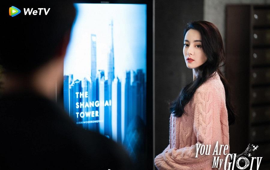 Đich Lệ Nhiệt Ba cũng được khen ngợi tạo hình xinh đẹp, diễn ổn khi hóa thân vào nữ minh tinh như chính mình ngoài đời.