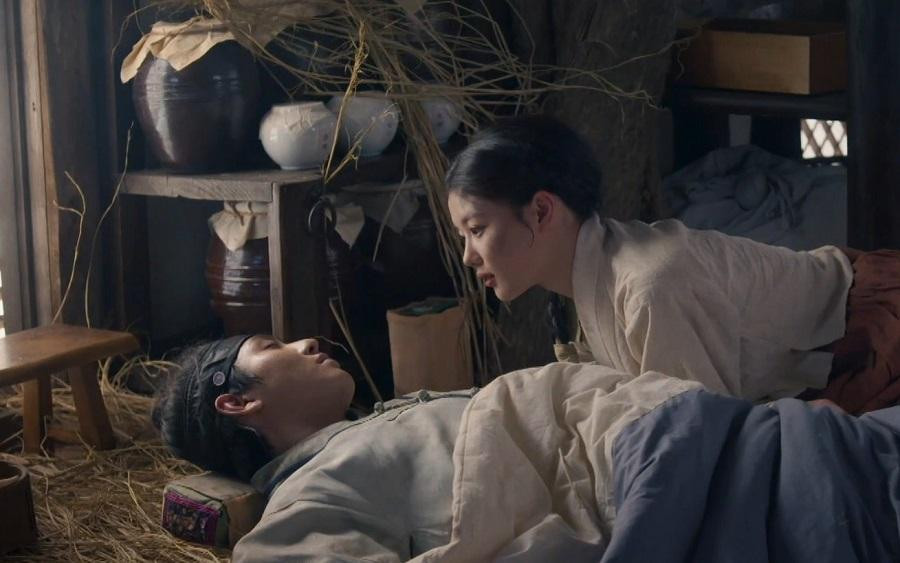 Hong Chun Gi chưa biết thân phận của Ha Ram, chỉ nghĩ anh là một quý tộc gặp nạn Hong Chun Gi chưa biết thân phận của Ha Ram, chỉ nghĩ anh là một quý tộc gặp nạn