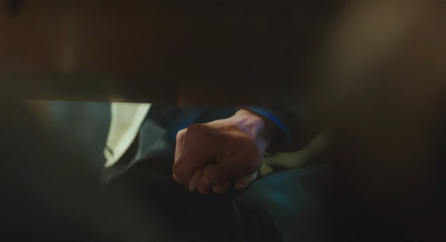 Lén lút nắm tay...