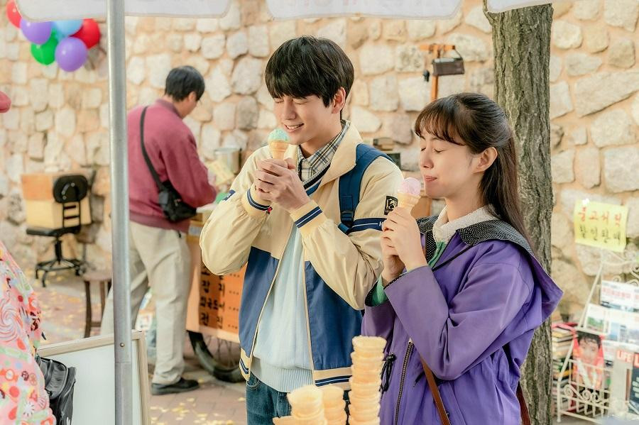 Trong phim, Ong Seung Woo vào vai Jeong Woo, cậu chính là mối tình đầu và cũng là thanh xuân mà Oh Se Yeon muốn tìm lại.