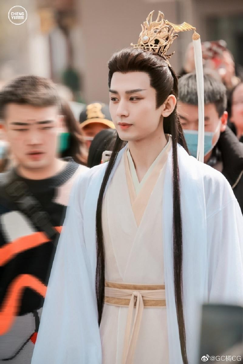 Thành Nghị xuất hiện một mình trong ngày khai máy đầu tiên vì Cảnh Điềm bỏ vai. Thành Nghị xuất hiện một mình trong ngày khai máy đầu tiên vì Cảnh Điềm bỏ vai.