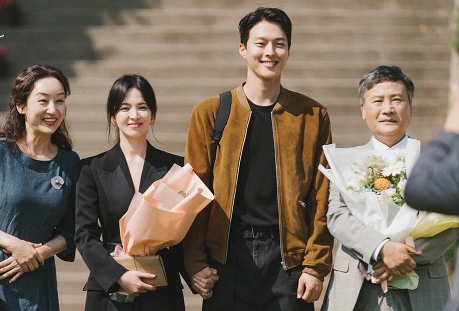 Jae Guk và Young Eun ra mắt bố mẹ nhà gái.