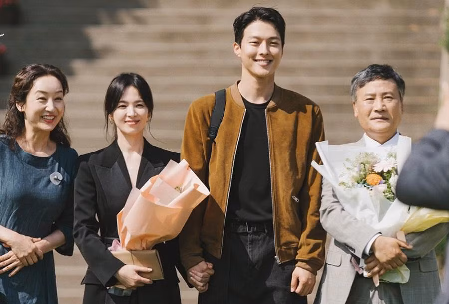Jae Guk và Young Eun ra mắt bố mẹ nhà gái.