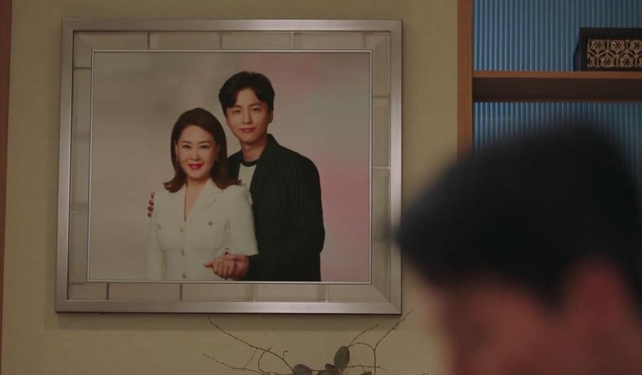 Trong nhà cũng không có hình ảnh thể hiện Jae Guk là thành viên trong gia đình. Trong nhà cũng không có hình ảnh thể hiện Jae Guk là thành viên trong gia đình.