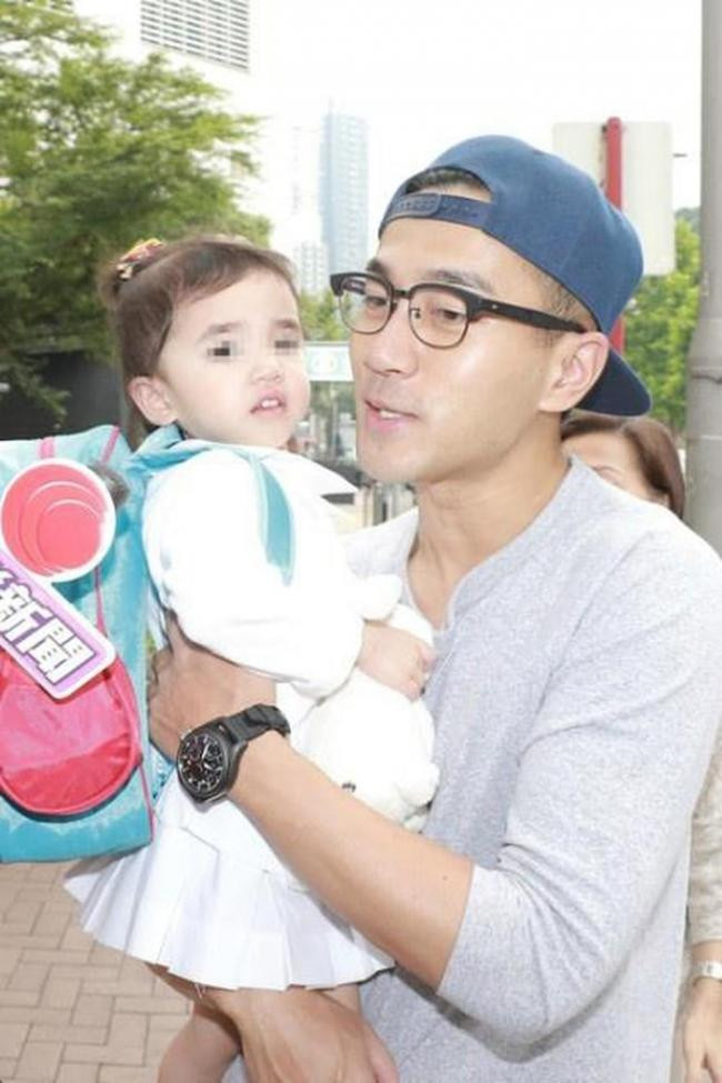 Hiện tại Tiểu Gạo Nếp ở cùng ông bà nội tại Hong Kong.