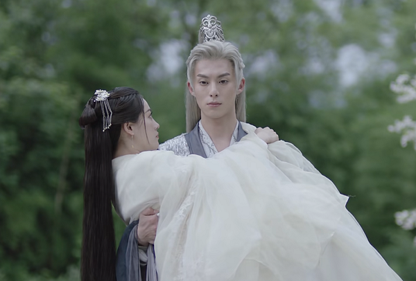 Khuôn mặt cứng ngắc, đôi mắt vô hồn. Khuôn mặt cứng ngắc, đôi mắt vô hồn.