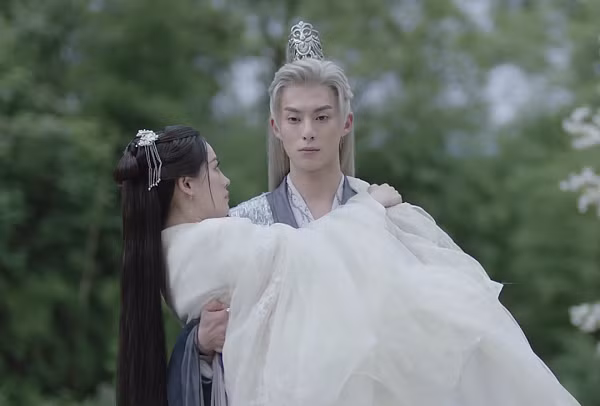 Khuôn mặt cứng ngắc, đôi mắt vô hồn.