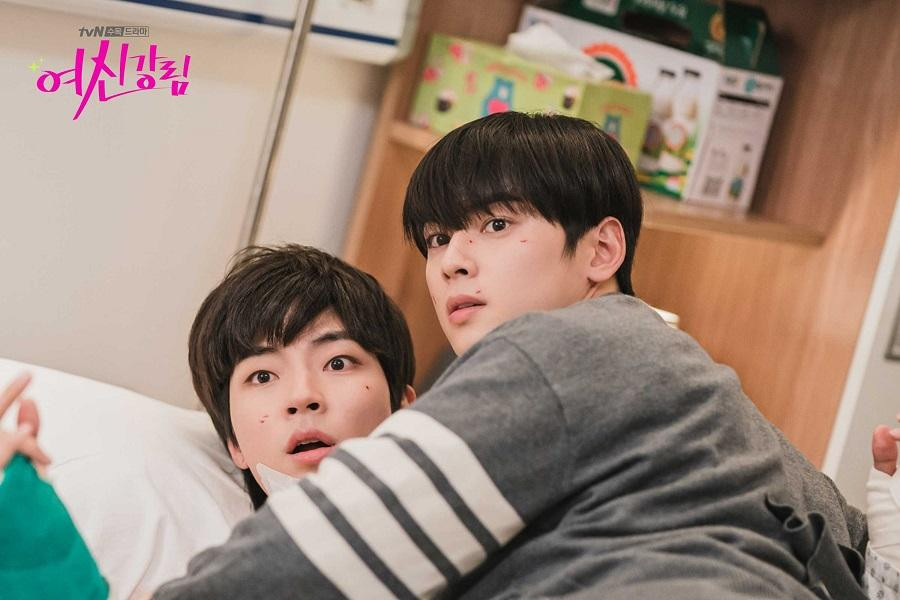 Hwang In Yeop và Cha Eun Woo còn được khán giả tích cực "đẩy thuyền" chỉ vì quá hợp cạ. Hwang In Yeop và Cha Eun Woo còn được khán giả tích cực "đẩy thuyền" chỉ vì quá hợp cạ.