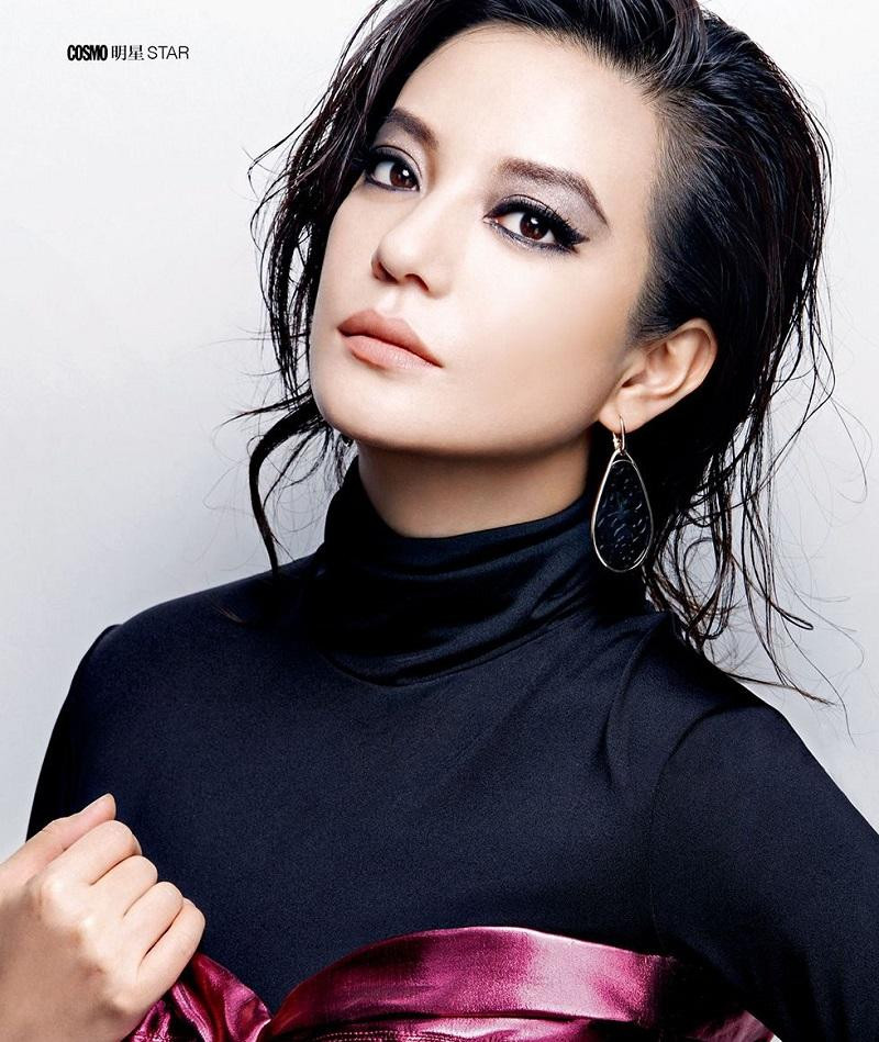 Triệu Vy hôm nay cũng đang bị gỡ hết tất cả các tác phẩm. Triệu Vy hôm nay cũng đang bị gỡ hết tất cả các tác phẩm.