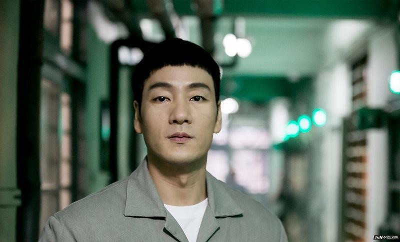 Park Hae Soo vai đội trưởng Cục tình báo Choi Chang Ho.