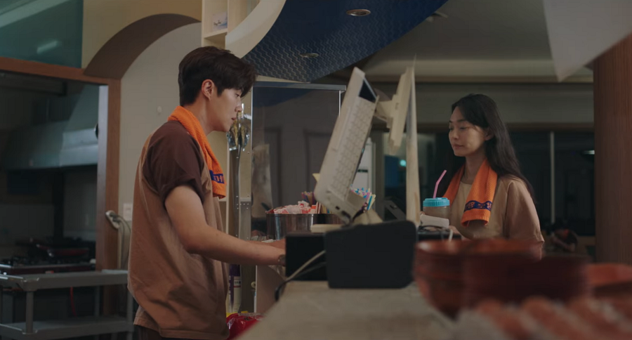 Rồi tối tối lại làm nhân viên ở nhà tắm hơi công cộng