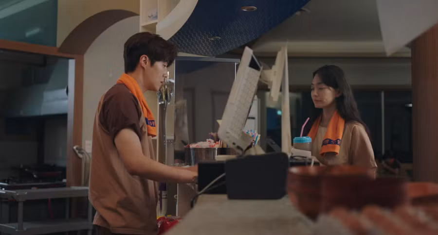 Rồi tối tối lại làm nhân viên ở nhà tắm hơi công cộng
