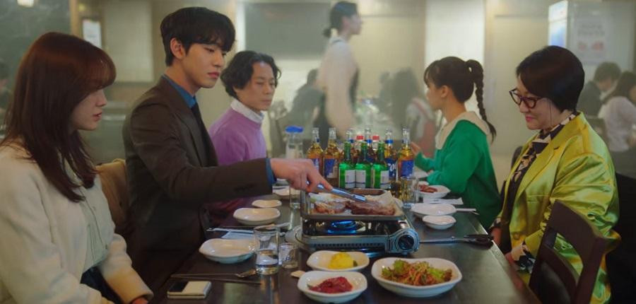 Kang Tae Moo đi ăn tối cùng phòng làm việc của Shin Ha Ri.