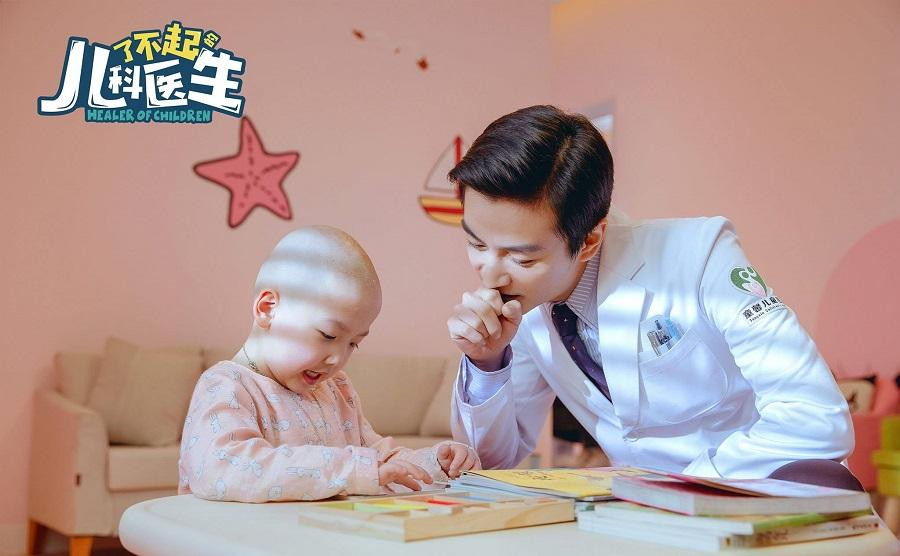 Trần Hiểu đảm nhận vai bác sĩ Đặng Tử Ngang trong "Bác Sĩ Nhi Khoa Tài Ba" Trần Hiểu đảm nhận vai bác sĩ Đặng Tử Ngang trong "Bác Sĩ Nhi Khoa Tài Ba"