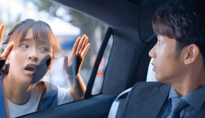 Một nét diễn "giả trân" đến từ nữ chính. Một nét diễn "giả trân" đến từ nữ chính.