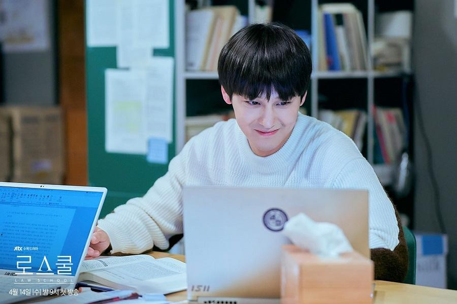 Kim Bum thủ vai Han Joo Hwi trong "Law School". Kim Bum thủ vai Han Joo Hwi trong "Law School".