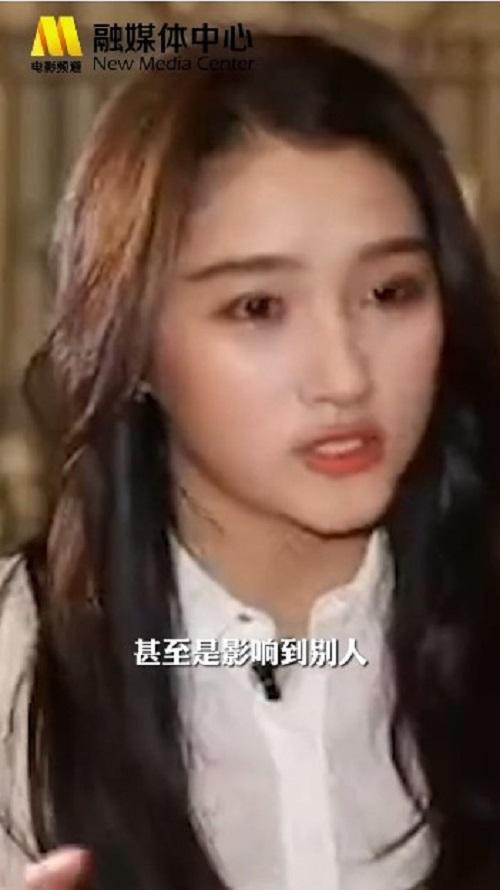 Quan Hiểu Đồng thì cho rằng đạo đức và nghệ thuật cũng cần phải đi song hành cùng nhau.