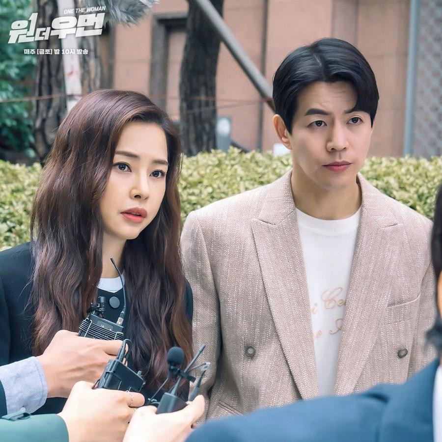 Honey Lee và Lee Sang Yoon trong "Nữ Thanh Tra Tài Ba". Honey Lee và Lee Sang Yoon trong "Nữ Thanh Tra Tài Ba".