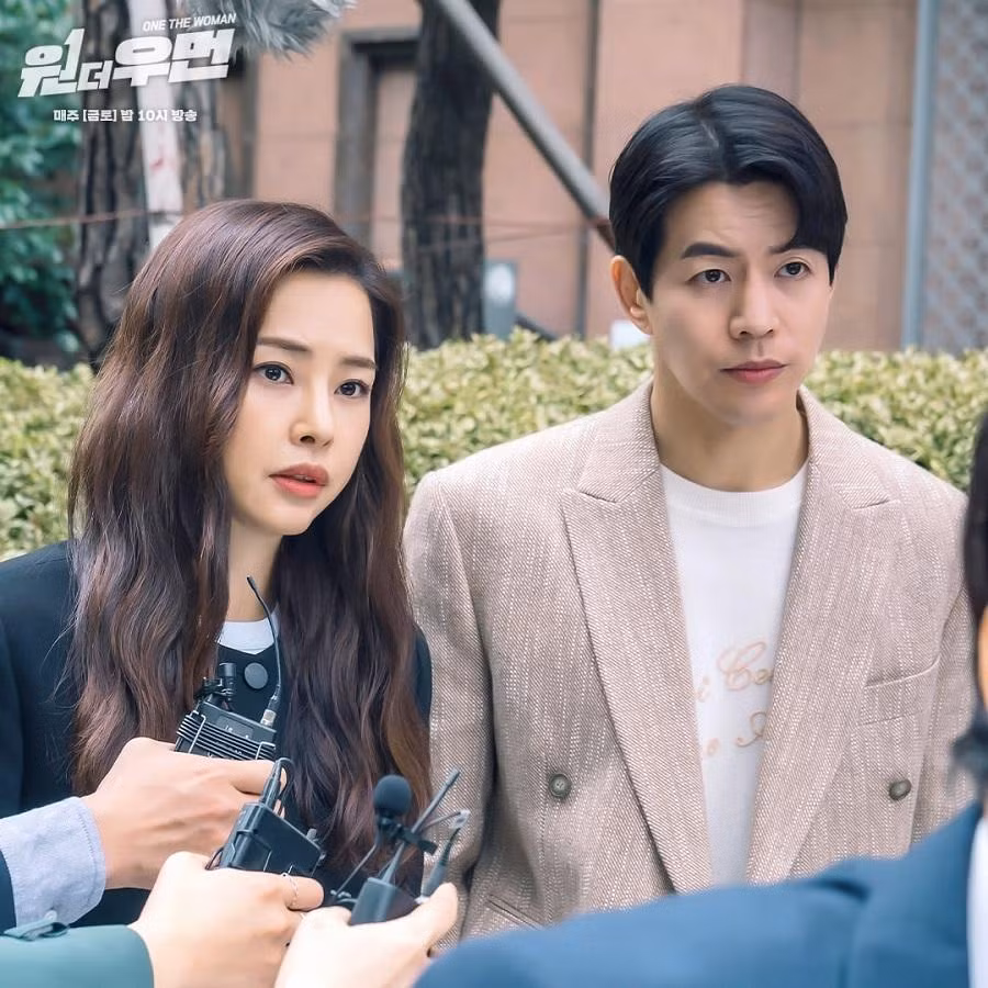 Honey Lee và Lee Sang Yoon trong "Nữ Thanh Tra Tài Ba".
